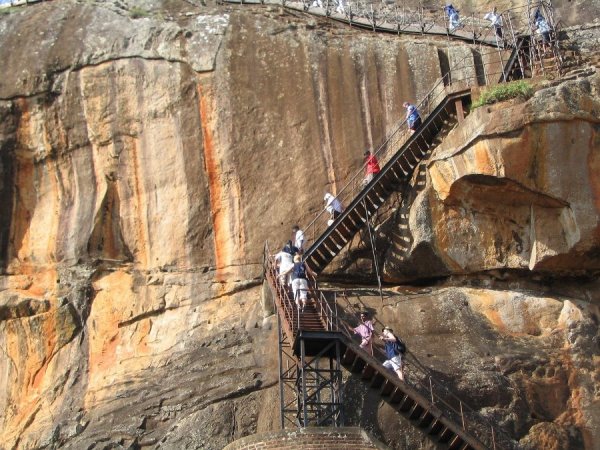 Королевская цитадель на Сигирии (17 фото)