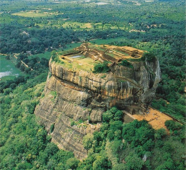 Королевская цитадель на Сигирии (17 фото)