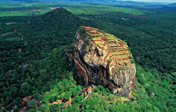 Королевская цитадель на Сигирии (17 фото)