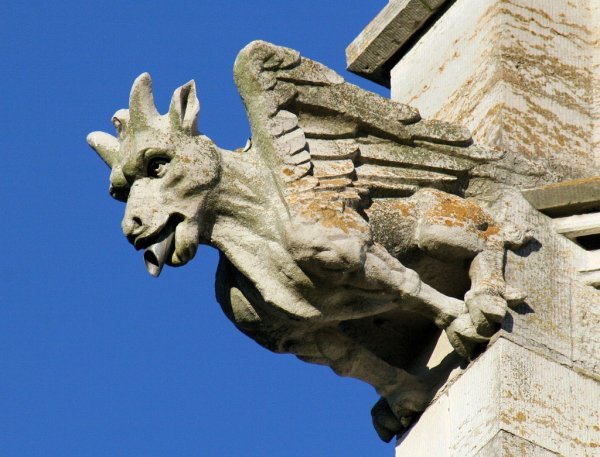 Самые интересные горгульи на архитектурных сооружениях мира (40 фото)