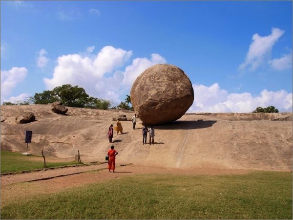«Масляный шар Кришны» - балансирующий камень в Махабалипураме (9 фото)