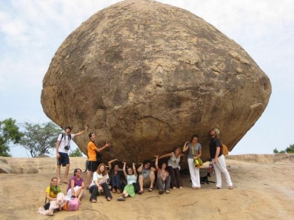 «Масляный шар Кришны» - балансирующий камень в Махабалипураме (9 фото)