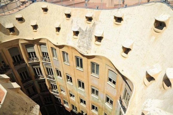 Дом Мила в Барселоне (13 фото) Дом Мила в Барселоне (13 фото)