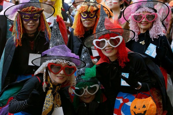 Костюмированный хэллоуинский парад в Токио (15 фото)